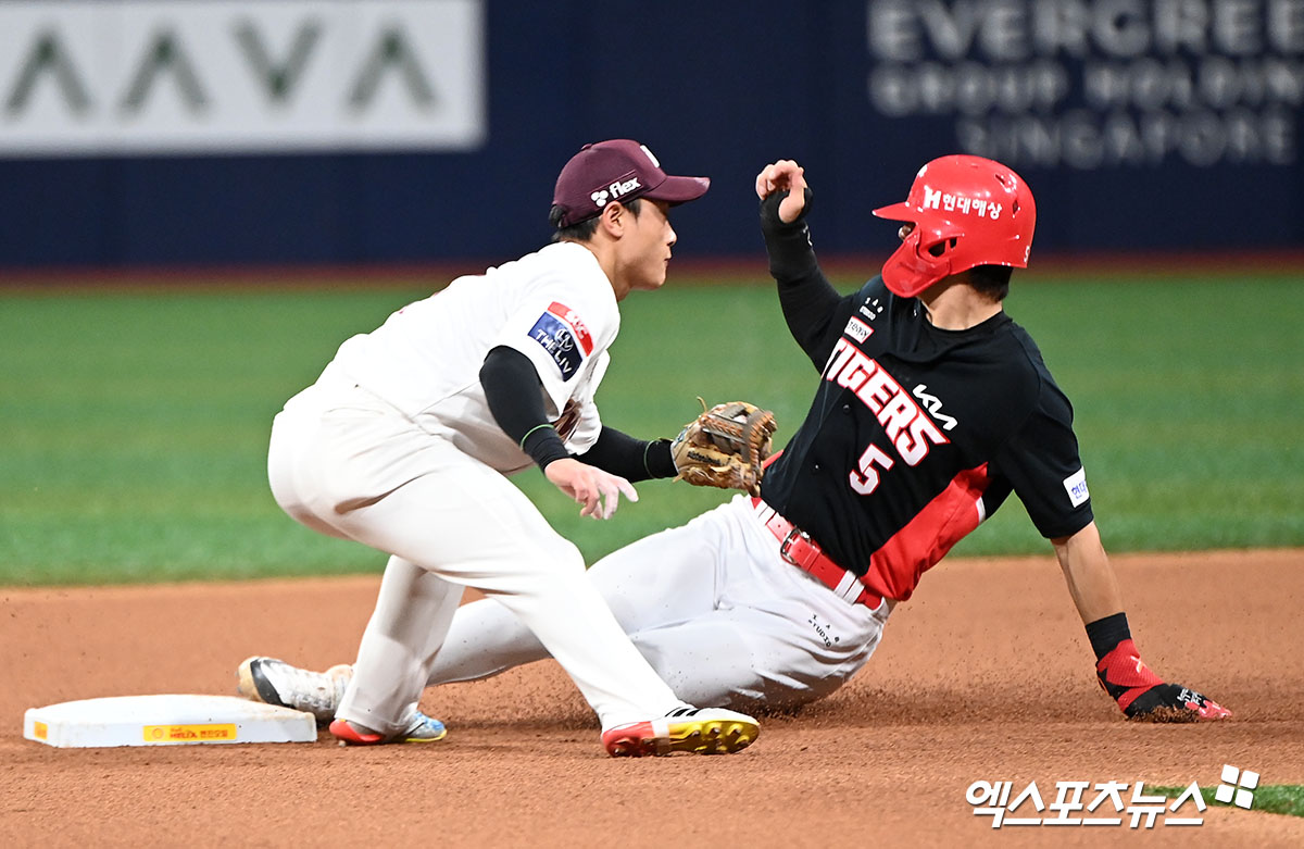 13일 오후 서울 구로구 고척스카이돔에서 열린 '2024 신한 SOL Bank KBO리그' KIA 타이거즈와 키움 히어로즈의 경기, 8회초 2사 1루 KIA 김도영이 2루 도루에 성공하고 있다. 고척, 김한준 기자