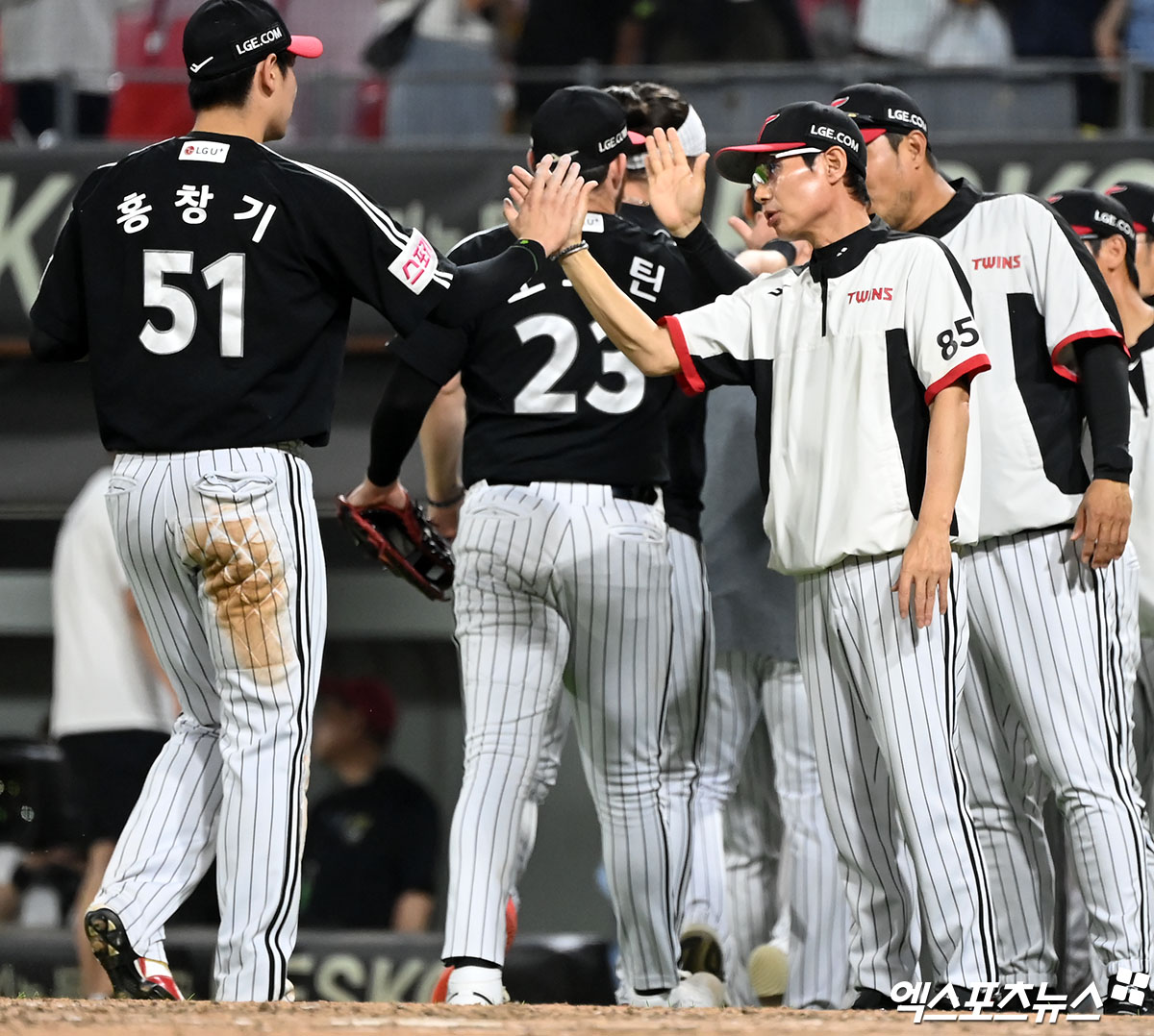 19일 오후 광주기아챔피언스필드에서 열린 '2024 신한 SOL Bank KBO리그' LG 트윈스와 KIA 타이거즈의 경기, LG가 박동원의 동점 투런 홈런과 홍창기의 역전 스리런 홈런에 힘입어 KIA에 7:5로 승리했다. 이날 경기에서 승리한 LG 염경엽 감독이 홍창기와 하이파이브를 하고 있다. 엑스포츠뉴스 DB