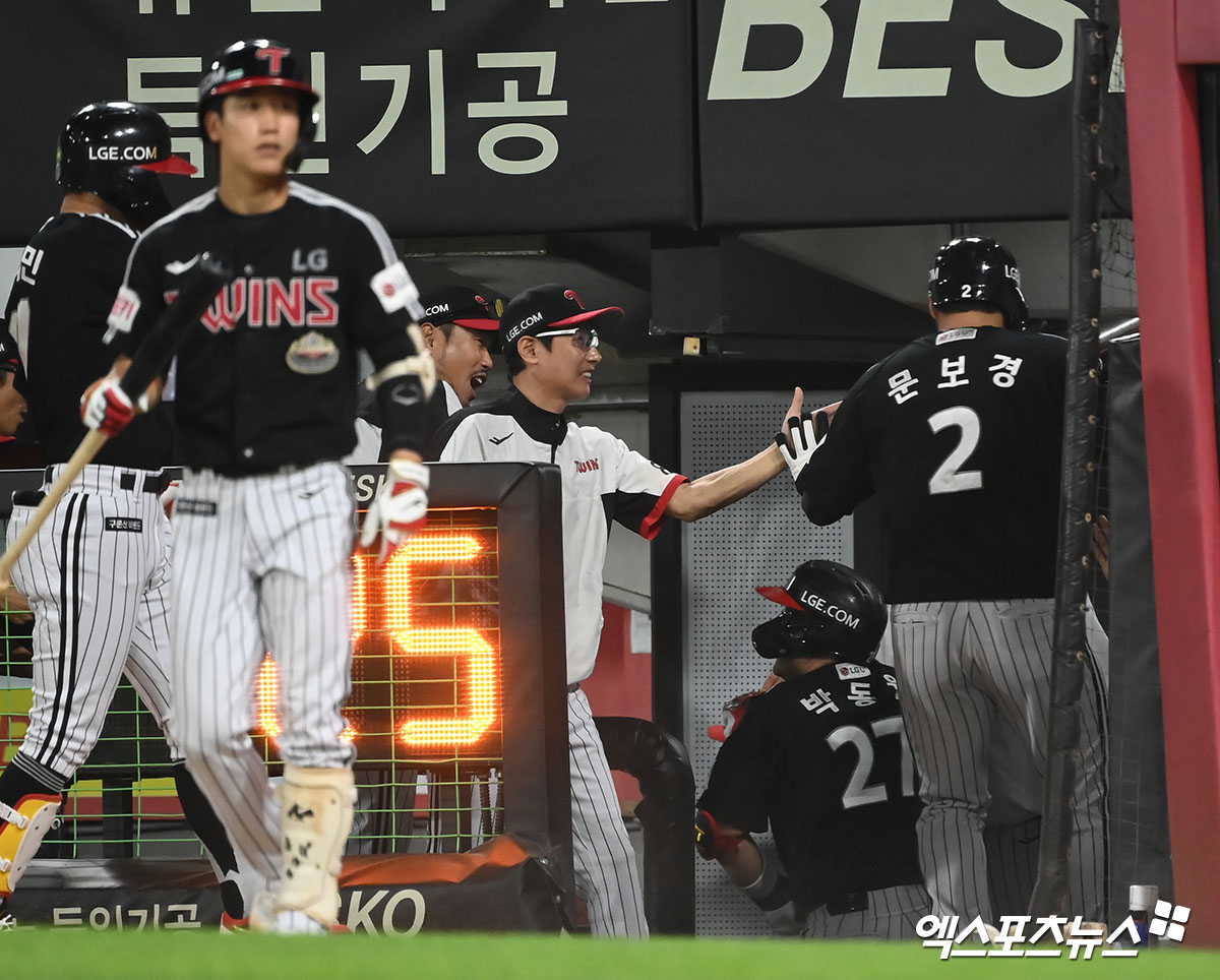 19일 오후 광주기아챔피언스필드에서 열린 '2024 신한 SOL Bank KBO리그' LG 트윈스와 KIA 타이거즈의 경기, 7회말 무사 1루 LG 박동원이 투런 홈런을 날린 후 염경엽 감독과 하이파이브를 하고 있다. 엑스포츠뉴스 DB