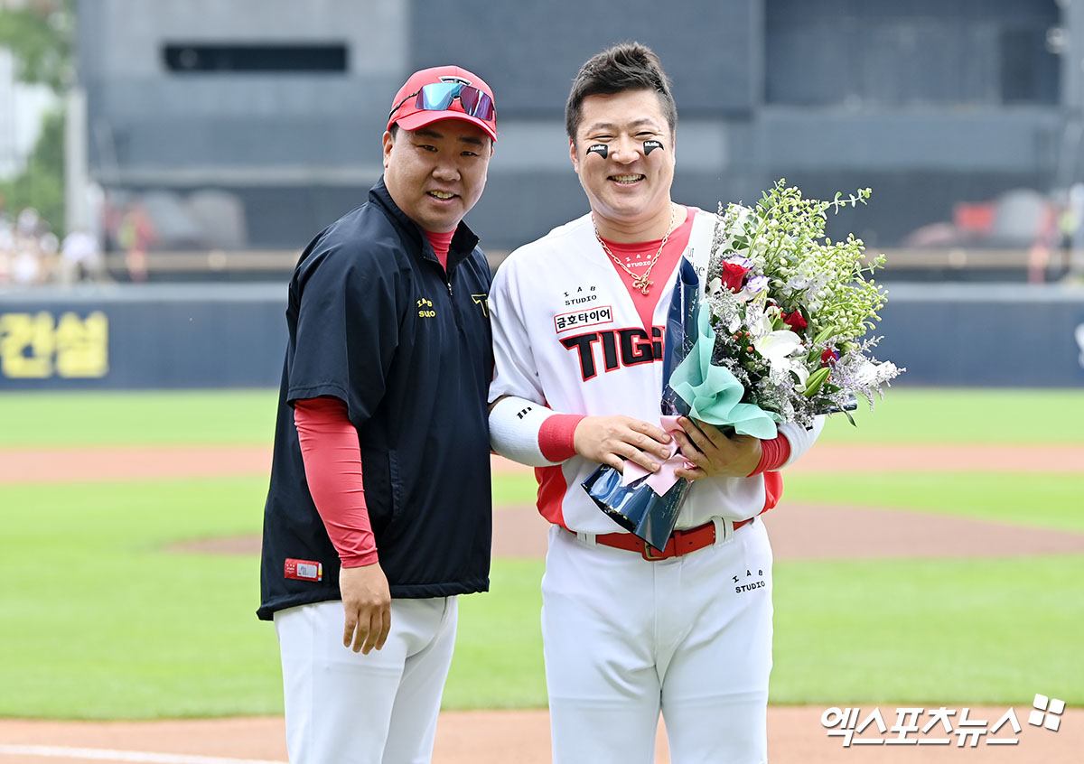 23일 오후 광주기아챔피언스필드에서 열린 '2024 신한 SOL Bank KBO리그' 한화 이글스와 KIA 타이거즈의 더블헤더 1차전 경기, 경기 전 KBO리그 최다루타 신기록 시상식이 진행됐다.  KIA 최형우가 이범호 감독과 기념촬영을 갖고 있다. 엑스포츠뉴스 DB