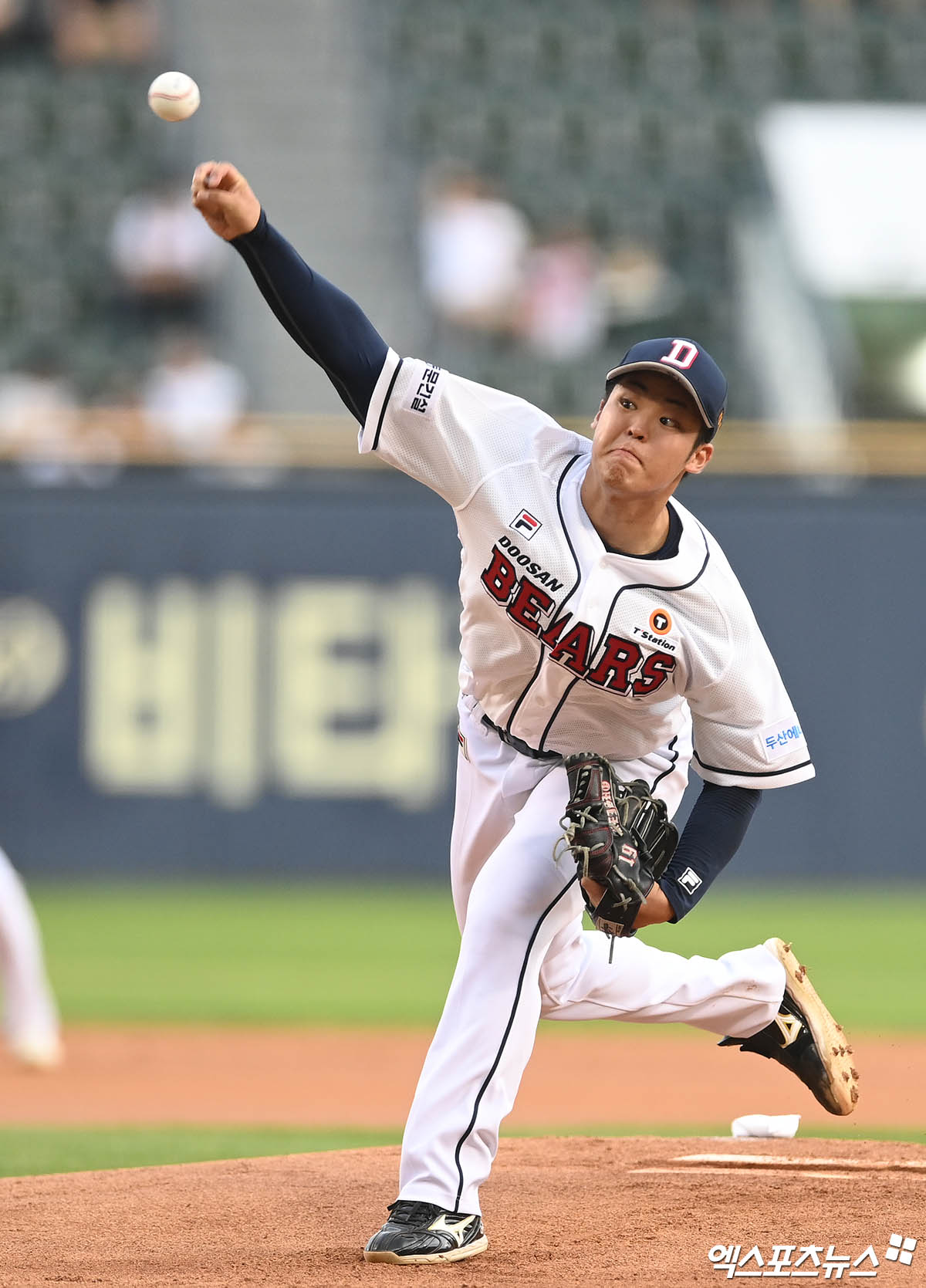 두산 투수 시라카와는 16일 수원 KT위즈파크에서 열릴 '2024 신한 SOL Bank KBO 리그' KT와 주말 3연전 첫 경기에 선발 등판할 계획이다. 이승엽 두산 감독은 최원준의 선발 로테이션을 지켜주려 했다. 엑스포츠뉴스 DB