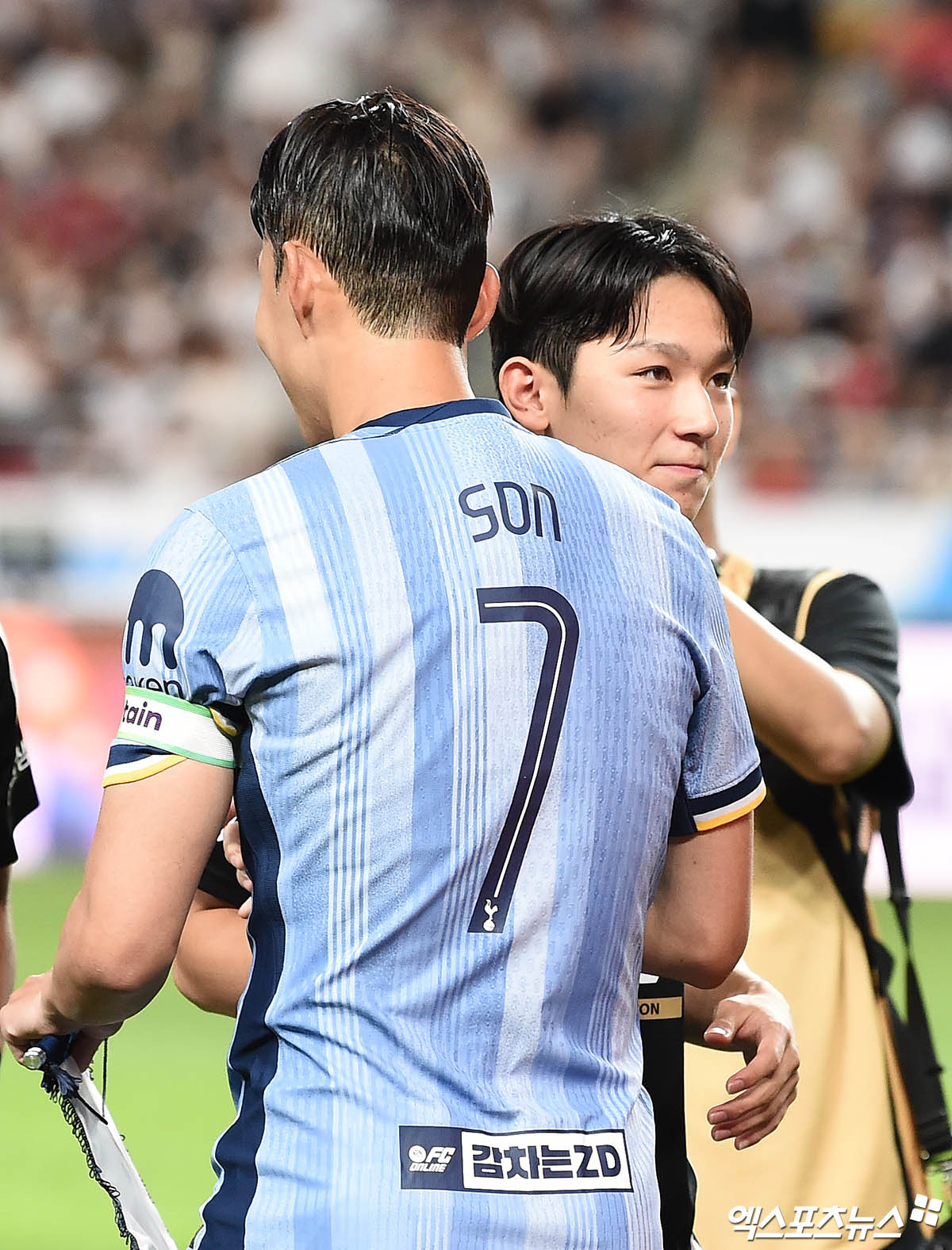 손흥민이 내년 1월 토트넘에 합류하는 '18세 샛별' 양민혁(강원)에게 축구종가에서의 냉정한 현실을 얘기했다. 손흥민은 '프리미어리그는 전혀 쉽지 않다. 톱 플레이어로 성장하기 위해서는 언어, 문화, 피지컬, 인성, 가족과 떨어져 혼자 지내는 것 등 모든 게 완벽히 준비돼야 한다'며 'K리그에서 잘한다고 느끼겠지만, 여기서는 (양민혁과 같은) 어린 선수들이 매일 같이 기회를 잡고 싶어 한다'고 냉혹한 현실을 상기시켰다. 엑스포츠뉴스DB