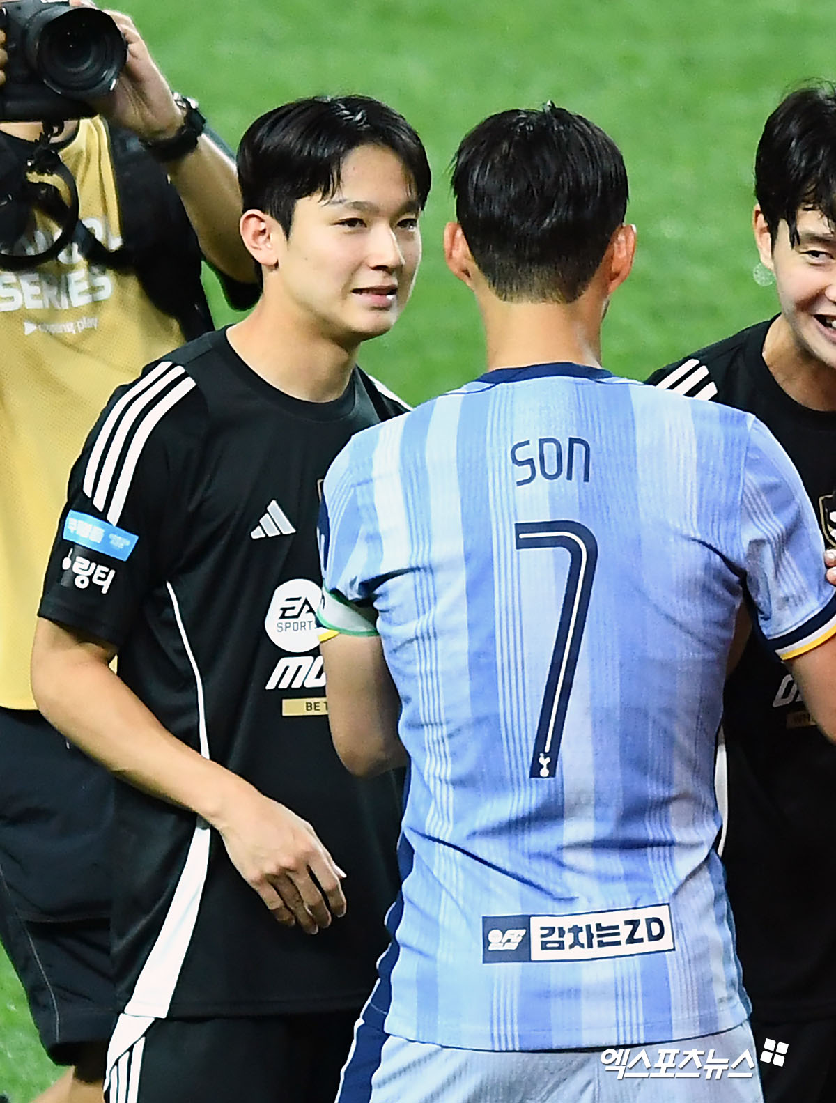 손흥민이 내년 1월 토트넘에 합류하는 '18세 샛별' 양민혁(강원)에게 축구종가에서의 냉정한 현실을 얘기했다. 손흥민은 '프리미어리그는 전혀 쉽지 않다. 톱 플레이어로 성장하기 위해서는 언어, 문화, 피지컬, 인성, 가족과 떨어져 혼자 지내는 것 등 모든 게 완벽히 준비돼야 한다'며 'K리그에서 잘한다고 느끼겠지만, 여기서는 (양민혁과 같은) 어린 선수들이 매일 같이 기회를 잡고 싶어 한다'고 냉혹한 현실을 상기시켰다. 엑스포츠뉴스DB