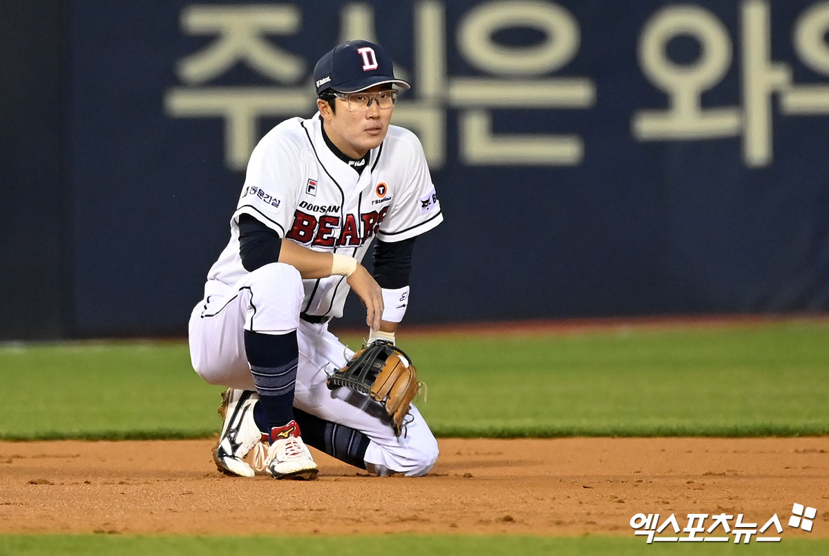 두산 내야수 허경민은 14일 잠실구장에서 열린 '2024 신한 SOL Bank KBO 리그' 롯데와 주중 3연전 두 번째 맞대결에서 7번타자 3루수로 선발 출전했다. 7회초 수비 과정에서 우측 새끼손가락에 공을 맞아 대수비로 교체됐다. 엑스포츠뉴스 DB