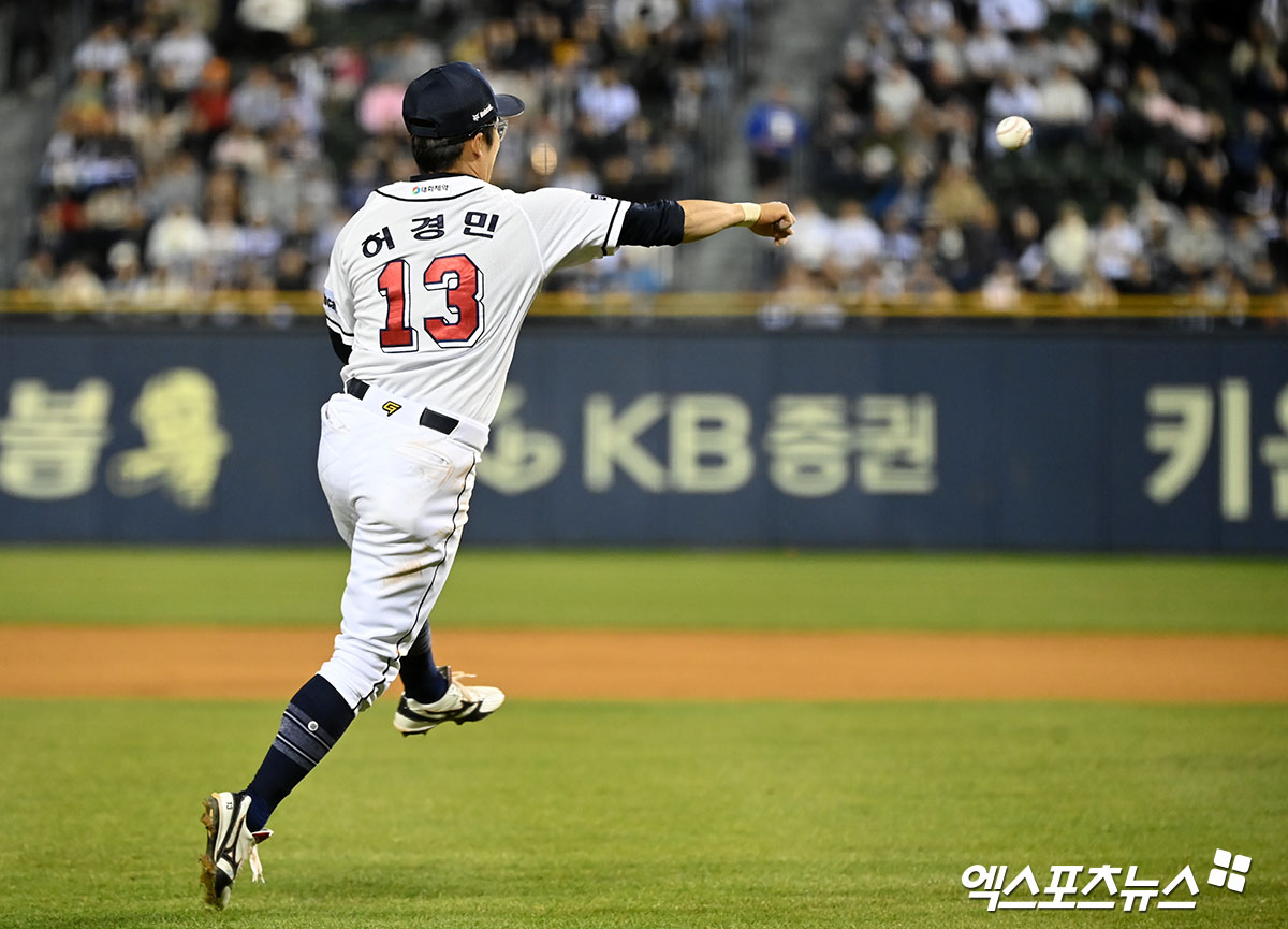 두산 내야수 허경민은 14일 잠실구장에서 열린 '2024 신한 SOL Bank KBO 리그' 롯데와 주중 3연전 두 번째 맞대결에서 7번타자 3루수로 선발 출전했다. 7회초 수비 과정에서 우측 새끼손가락에 공을 맞아 대수비로 교체됐다. 엑스포츠뉴스 DB