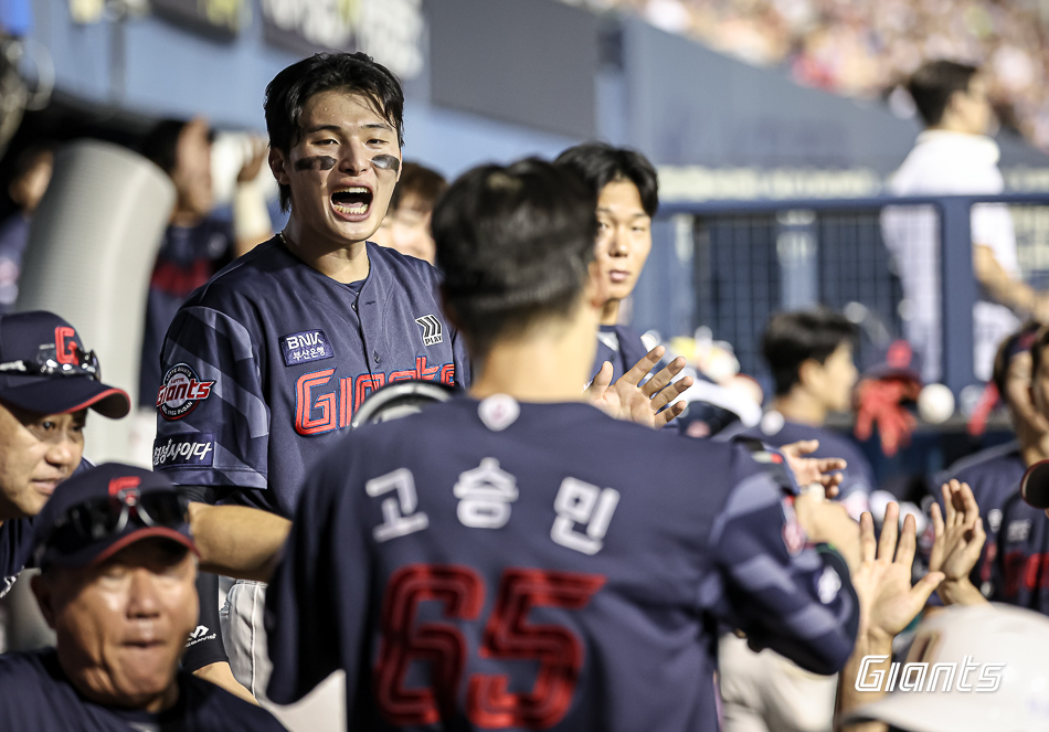 롯데는 14일 잠실구장에서 열린 '2024 신한 SOL Bank KBO 리그' 두산과 주중 3연전 두 번째 맞대결에서 12-2로 승리했다. 폭발한 타선에 힘입어 완벽한 승리를 챙겼다. 롯데 자이언츠