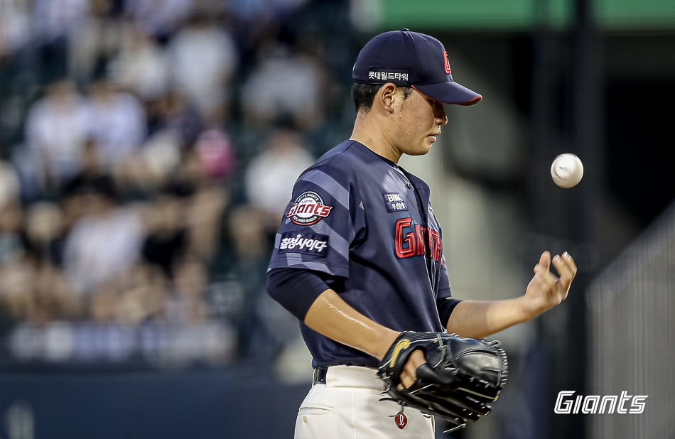 롯데 투수 김진욱은 14일 잠실구장에서 열린 '2024 신한 SOL Bank KBO 리그' 두산과 주중 3연전 두 번째 맞대결에서 선발 등판했다. 이날 5이닝 1실점으로 두산 타선을 잘 막아내 팀 승리에 힘을 보탰다. 롯데 자이언츠