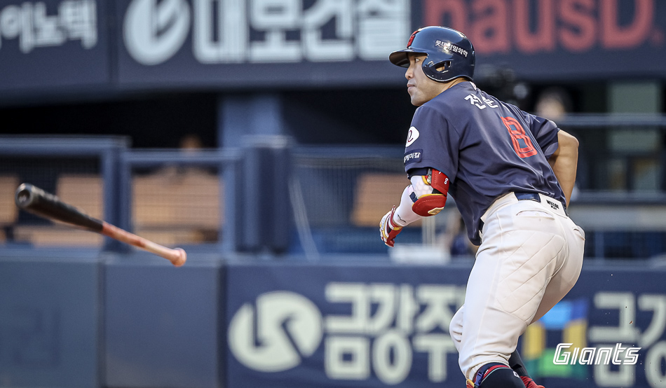 롯데 외야수 전준우는 14일 잠실구장에서 열린 '2024 신한 SOL Bank KBO 리그' 두산과 주중 3연전 두 번째 맞대결에서 6번 지명타자로 선발 출전했다. 1회초와 6회초, 9회초 적시타 세 번과 3회초 희생플라이로 팀 승리에 힘을 보탰다. 롯데 자이언츠