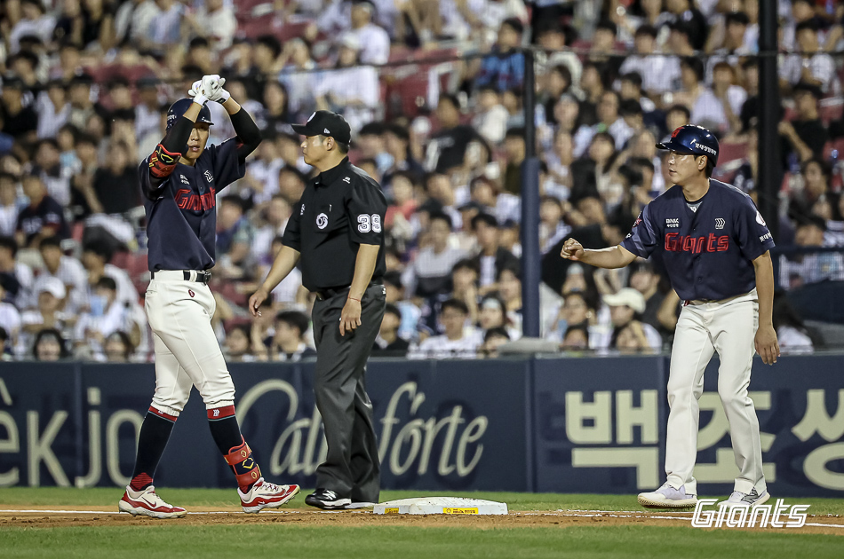 롯데 내야수 박승욱은 14일 잠실구장에서 열린 '2024 신한 SOL Bank KBO 리그' 두산과 주중 3연전 두 번째 맞대결에서 8번타자 유격수로 선발 출전했다. 3회초 우전 안타를 쳤고, 이로써 롯데는 선발 전원 안타를 기록했다. 롯데 자이언츠