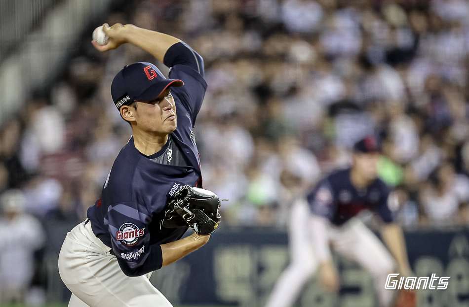 롯데 투수 김진욱은 14일 잠실구장에서 열린 '2024 신한 SOL Bank KBO 리그' 두산과 주중 3연전 두 번째 맞대결에서 선발 등판했다. 이날 5이닝 1실점으로 두산 타선을 잘 막아내 팀 승리에 힘을 보탰다. 롯데 자이언츠