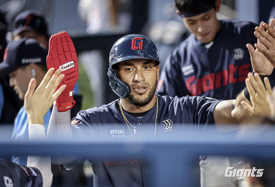 롯데 외야수 레이예스는 14일 잠실구장에서 열린 '2024 신한 SOL Bank KBO 리그' 두산과 주중 3연전 두 번째 맞대결에서 4번 좌익수로 선발 출전했다. 6회초 2타점 2루타를 쳐 공격에 활력을 불어넣었다. 롯데 자이언츠