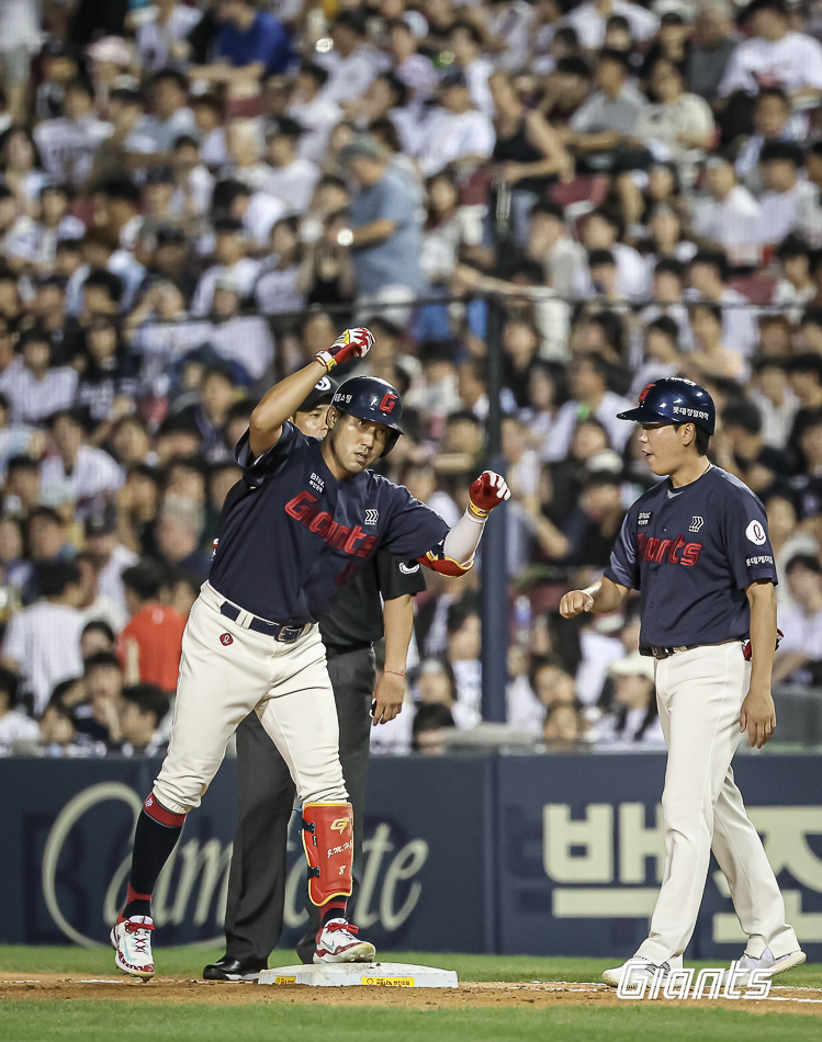 롯데 외야수 전준우는 14일 잠실구장에서 열린 '2024 신한 SOL Bank KBO 리그' 두산과 주중 3연전 두 번째 맞대결에서 6번 지명타자로 선발 출전했다. 1회초와 6회초, 9회초 적시타 세 번과 3회초 희생플라이로 팀 승리에 힘을 보탰다. 롯데 자이언츠