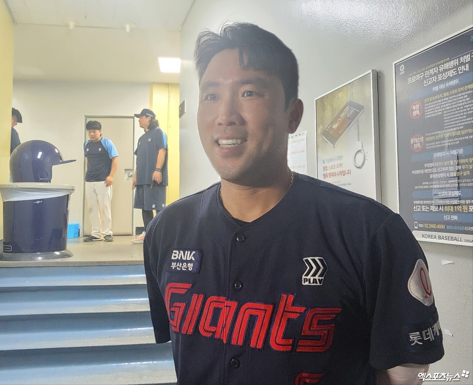 롯데 외야수 전준우는 14일 잠실구장에서 열린 '2024 신한 SOL Bank KBO 리그' 두산과 주중 3연전 두 번째 맞대결에서 6번 지명타자로 선발 출전했다. 1회초와 6회초, 9회초 적시타 세 번과 3회초 희생플라이로 팀 승리에 힘을 보탰다. 잠실, 박정현 기자