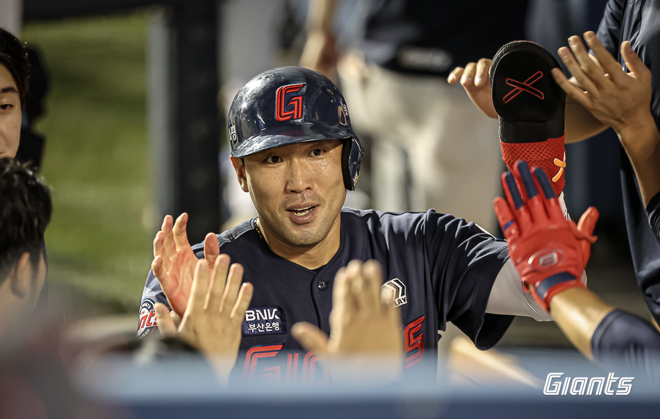 롯데 외야수 전준우는 14일 잠실구장에서 열린 '2024 신한 SOL Bank KBO 리그' 두산과 주중 3연전 두 번째 맞대결에서 6번 지명타자로 선발 출전했다. 1회초와 6회초, 9회초 적시타 세 번과 3회초 희생플라이로 팀 승리에 힘을 보탰다. 롯데 자이언츠 