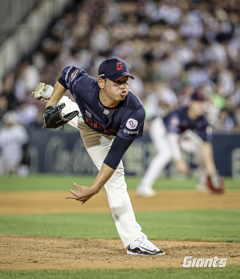 ​​ 롯데 투수 김진욱은 14일 잠실구장에서 열린 '2024 신한 SOL Bank KBO 리그' 두산과 주중 3연전 두 번째 맞대결에서 선발 등판했다. 이날 5이닝 1실점으로 두산 타선을 잘 막아내 팀 승리에 힘을 보탰다. 롯데 자이언츠