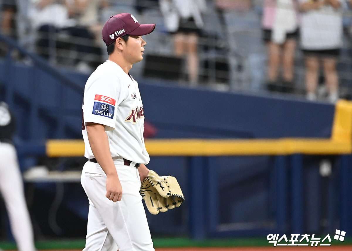 18일 오후 서울 구로구 고척스카이돔에서 열린 '2024 신한 SOL Bank KBO리그' KT 위즈와 키움 히어로즈의 경기, 10회초 1사 3루 키움 김동욱이 KT 문상철에게 투런 홈런을 허용한 후 아쉬워하고 있다. 엑스포츠뉴스 DB