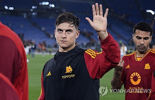 유럽축구 이적시장 전문가 파브리치오 로마노 기자에 따르면 아르헨티나 공격수 파울로 디발라(AS로마)는 사우디아라비아의 알카디시아와 3년 계약에 합의할 예정이다. 새 시즌을 앞두고 1부리그 승격에 성공한 알카디시아는 디발라에게 현 연봉의 두 배가 넘는 1500만 유로(약 224억원)를 제시한 것으로 알려졌다. 연합뉴스