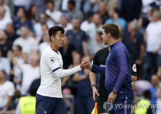 마우리시오 포체티노 감독이 미국 축구 국가대표팀 지휘봉을 잡을 전망이다. 포체티노 감독이 미국 축구대표팀에 부임한다면 자신이 토트넘 홋스퍼에서 지도했던 손흥민을 적으로 만나게 될 수도 있다. 두 사람은 포체티노 감독이 지난해 첼시에 부임하면서 적으로 만난 적이 있다. 사진 연합뉴스