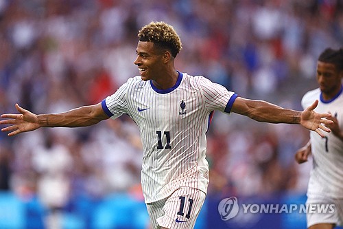 프랑스의 초신성 데지레 두에가 프랑스 거함 파리 생제르맹(PSG)에 입단한다. 두에의 합류로 측면 경쟁자가 늘어난 이강인은 프리시즌 친선경기 때처럼 포지션 변경까지 고려할 수 있는 상황이다. 어떤 포지션에 뛰든지 이강인은 경쟁이 불가피하다. 하지만 좋은 기회가 주어진다면 그 기회를 낚아채는 것도 살아남는 방법 중 하나다. 사진 연합뉴스