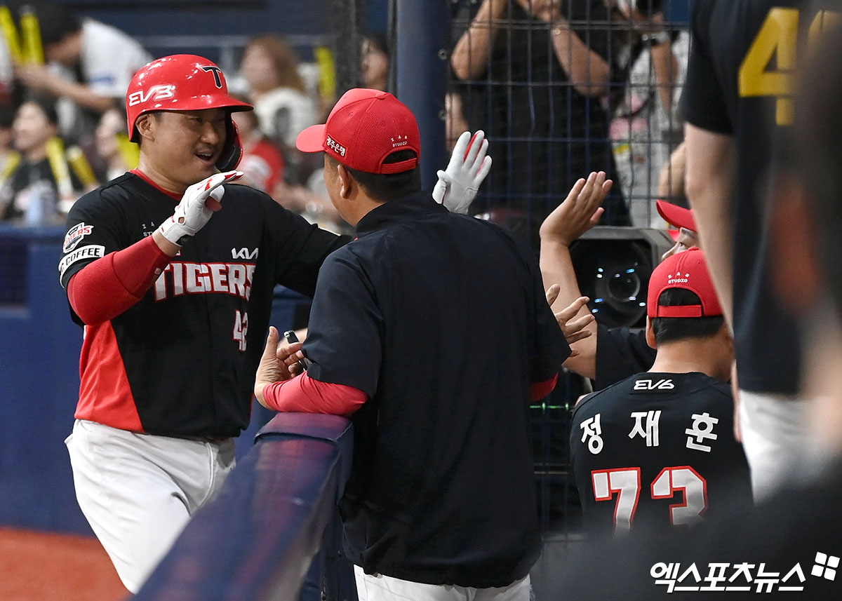 15일 오후 서울 구로구 고척스카이돔에서 열린 '2024 신한 SOL Bank KBO리그' KIA 타이거즈와 키움 히어로즈의 경기, 4회초 2사 1루 KIA 김태군이 투런 홈런을 날린 후 더그아웃에서 하이파이브를 하고 있다. 고척, 김한준 기자