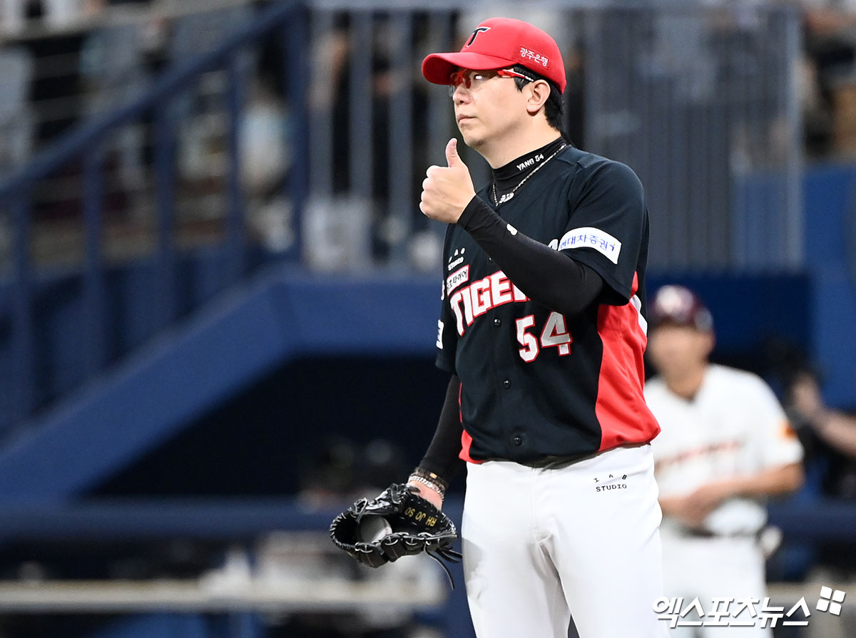 15일 오후 서울 구로구 고척스카이돔에서 열린 '2024 신한 SOL Bank KBO리그' KIA 타이거즈와 키움 히어로즈의 경기, 4회말 1사 KIA 선발투수 양현종이 박찬호의 수비에 엄지손가락을 치켜세우고 있다. 고척, 김한준 기자