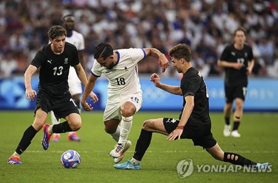 프랑스 풋 메르카토는 16일(한국시간) PSG는 라얀 셰르키에 대한 관심을 다시 보이기 시작했다며 RB 라이프치히와 보루시아 도르트문트 이적이 유력해 보인 셰르키는 여름 이적 기간이 끝나기 전에 PSG에 도착할 수 있다고 전했다. 플레이메이커 셰르키의 영입은 이강인의 주전 경쟁에 빨간불이 들어온 것이나 다름없다. 연합뉴스