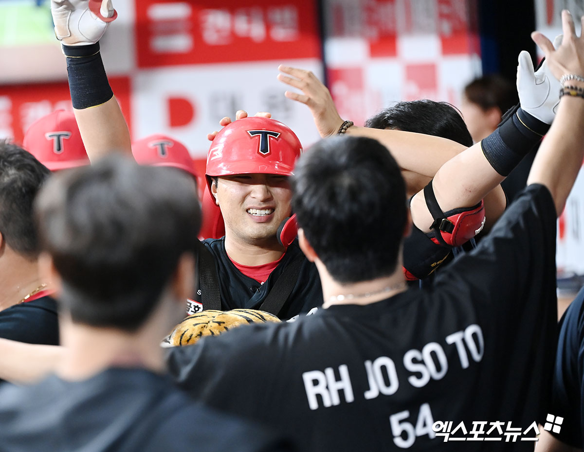 28일 오후 서울 구로구 고척스카이돔에서 열린 '2024 신한 SOL Bank KBO리그' KIA 타이거즈와 키움 히어로즈의 경기, 9회초 2사 KIA 변우혁이 솔로 홈런을 날린 후 양현종과 포옹하고 있다. 엑스포츠뉴스 DB