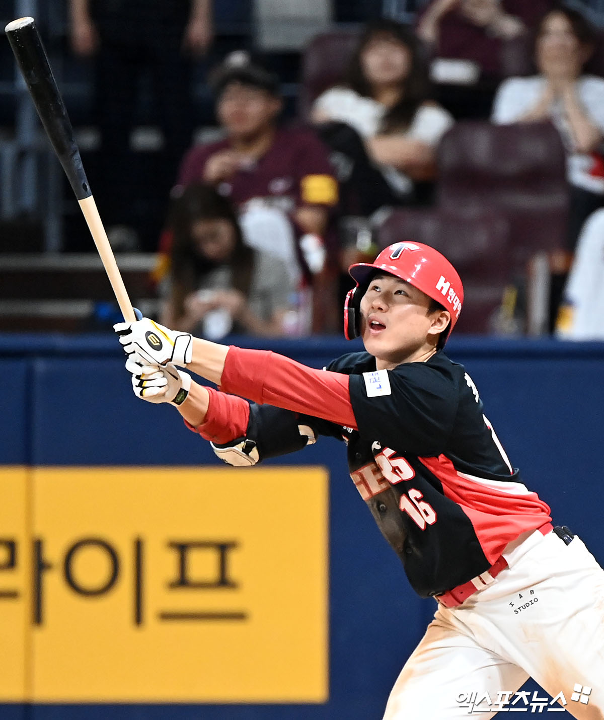 14일 오후 서울 구로구 고척스카이돔에서 열린 '2024 신한 SOL Bank KBO리그' KIA 타이거즈와 키움 히어로즈의 경기, 6회초 무사 1루 KIA 최원준이 타격을 하고 있다. 결과는 중견수 플라이 아웃. 엑스포츠뉴스 DB