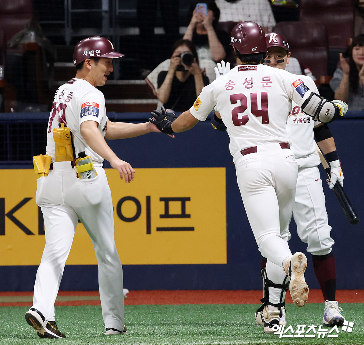 15일 오후 서울 구로구 고척스카이돔에서 열린 '2024 신한 SOL Bank KBO리그' KIA 타이거즈와 키움 히어로즈의 경기, 3회말 1사 키움 송성문이 솔로 홈런을 날린 후 하이파이브를 하고 있다. 엑스포츠뉴스DB