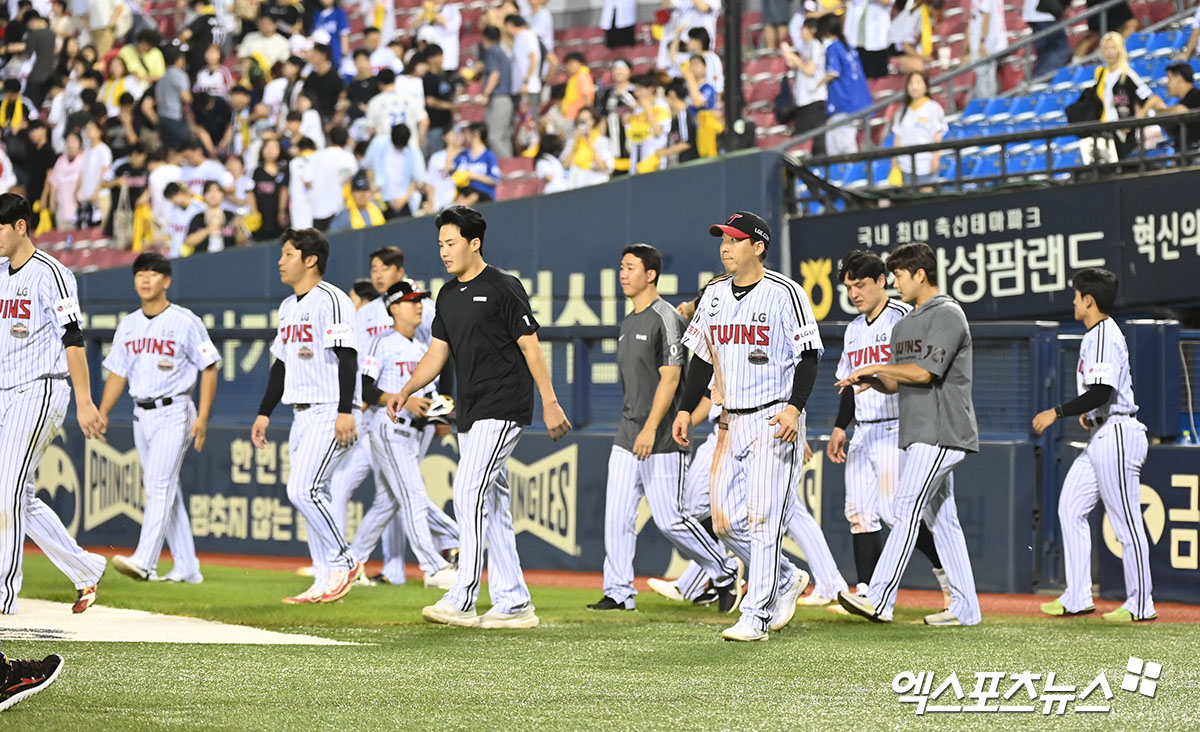 1일 오후 서울 송파구 잠실야구장에서 열린 '2024 신한 SOL Bank KBO리그' 삼성 라이온즈와 LG 트윈스의 경기, 삼성이 LG에 7:0으로 승리하며 위닝시리즈를 달성했다. 경기종료 후 LG 선수들이 인사를 하기 위해 그라운드로 나오고 있다. 엑스포츠뉴스 DB