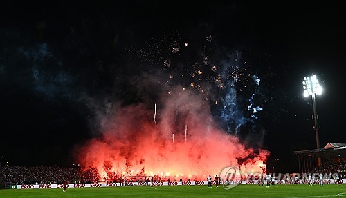 바이에른 뮌헨이 17일 독일 올름 도나우 슈타디온에서 열린 SSV 울름 1846과의 독일축구연맹(DFB) 포칼 1라운드 맞대결에서 4-0 대승을 거두며 산뜻한 출발을 알렸다. 김민재는 이날 다요 우파메카노와 중앙 수비수로 선발 출전, 풀타임 활약하며 무실점 승리에 기여했다. 연합뉴스