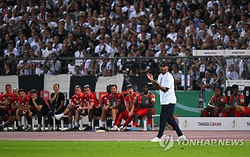 바이에른 뮌헨이 17일 독일 올름 도나우 슈타디온에서 열린 SSV 울름 1846과의 독일축구연맹(DFB) 포칼 1라운드 맞대결에서 4-0 대승을 거두며 산뜻한 출발을 알렸다. 김민재는 이날 다요 우파메카노와 중앙 수비수로 선발 출전, 풀타임 활약하며 무실점 승리에 기여했다. 연합뉴스