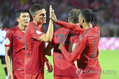 바이에른 뮌헨이 17일 독일 올름 도나우 슈타디온에서 열린 SSV 울름 1846과의 독일축구연맹(DFB) 포칼 1라운드 맞대결에서 4-0 대승을 거두며 산뜻한 출발을 알렸다. 김민재는 이날 다요 우파메카노와 중앙 수비수로 선발 출전, 풀타임 활약하며 무실점 승리에 기여했다. 연합뉴스