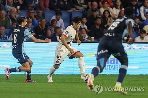 이강인은 17일(한국시간) 프랑스 르아브르의 스타드 오세안에서 열린 르아브르와의 2024-2025 리그1 1라운드 원정 경기에서 전반 3분 0-0 균형을 깨는 선제골을 폭발했다. 정확히는 2분 4초 만에 터트린 골이었다. 리그1 개막 첫 골 주인공이 된 가운데 PSG는 4-1 대승을 거뒀다. 이강인은 후스코어드닷컴과 풋몹에선 양팀 합쳐 평점 1위, 르 파리지앵과 소파스코어에선 비티냐에 이어 평점 2위에 올랐다. 연합뉴스