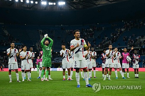 이강인은 17일(한국시간) 프랑스 르아브르의 스타드 오세안에서 열린 르아브르와의 2024-2025 리그1 1라운드 원정 경기에서 전반 3분 0-0 균형을 깨는 선제골을 폭발했다. 정확히는 2분 4초 만에 터트린 골이었다. 리그1 개막 첫 골 주인공이 된 가운데 PSG는 4-1 대승을 거뒀다. 이강인은 후스코어드닷컴과 풋몹에선 양팀 합쳐 평점 1위, 르 파리지앵과 소파스코어에선 비티냐에 이어 평점 2위에 올랐다. 연합뉴스