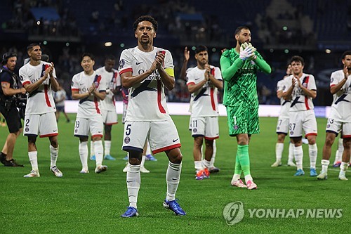 이강인은 17일(한국시간) 프랑스 르아브르의 스타드 오세안에서 열린 르아브르와의 2024-2025 리그1 1라운드 원정 경기에서 전반 3분 0-0 균형을 깨는 선제골을 폭발했다. 정확히는 2분 4초 만에 터트린 골이었다. 리그1 개막 첫 골 주인공이 된 가운데 PSG는 4-1 대승을 거뒀다. 이강인은 후스코어드닷컴과 풋몹에선 양팀 합쳐 평점 1위, 르 파리지앵과 소파스코어에선 비티냐에 이어 평점 2위에 올랐다. 연합뉴스