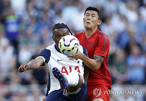 글로벌 스포츠 매체 디애슬레틱이 17일(한국시간) 손흥민에게 인종차별적 발언을 한 로드리고 벤탄쿠르는 징계하지 않고 웃음 가스 흡입을 한 이브 비수마에게 출장 정지 징계를 내린 것에 대해 잘못하고 있다고 지적했다. 토트넘이 비수마에게는 징계를 내리면서 벤탄쿠를 처벌하지 않는 것이 잘못된 메시지를 전달할 수 있다는 주장이다. 연합뉴스