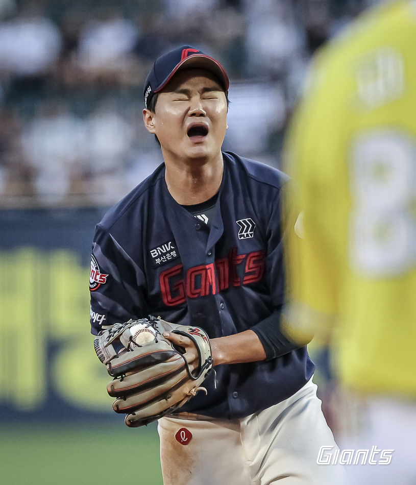 15일 서울 잠실구장에서 열린 2024 신한 SOL Bank KBO리그 롯데 자이언츠와 두산 베어스의 경기, 3루수 손호영이 수비를 하고 있다. 롯데 자이언츠