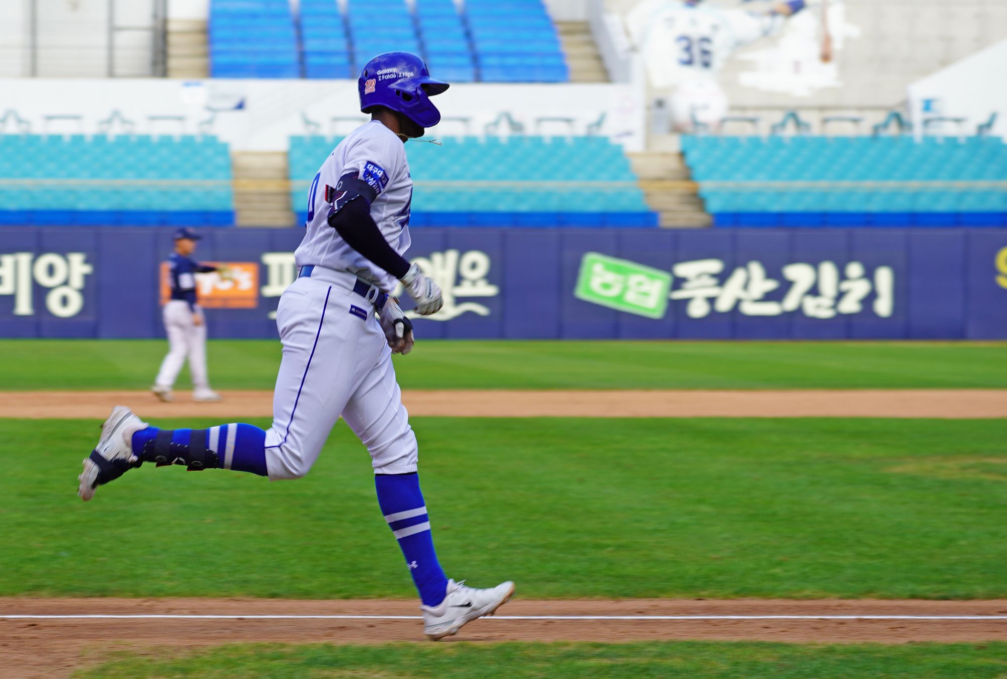 16일 대구삼성라이온즈파크에서 열린 2024 메디힐 KBO 퓨처스리그 NC 다이노스와 삼성 라이온즈의 경기, 1루수 및 3번타자로 선발 출전한 삼성 새 외국인 타자 르윈 디아즈는 홈런 포함 3타수 2안타 1타점 1득점을 기록했다. 삼성 라이온즈