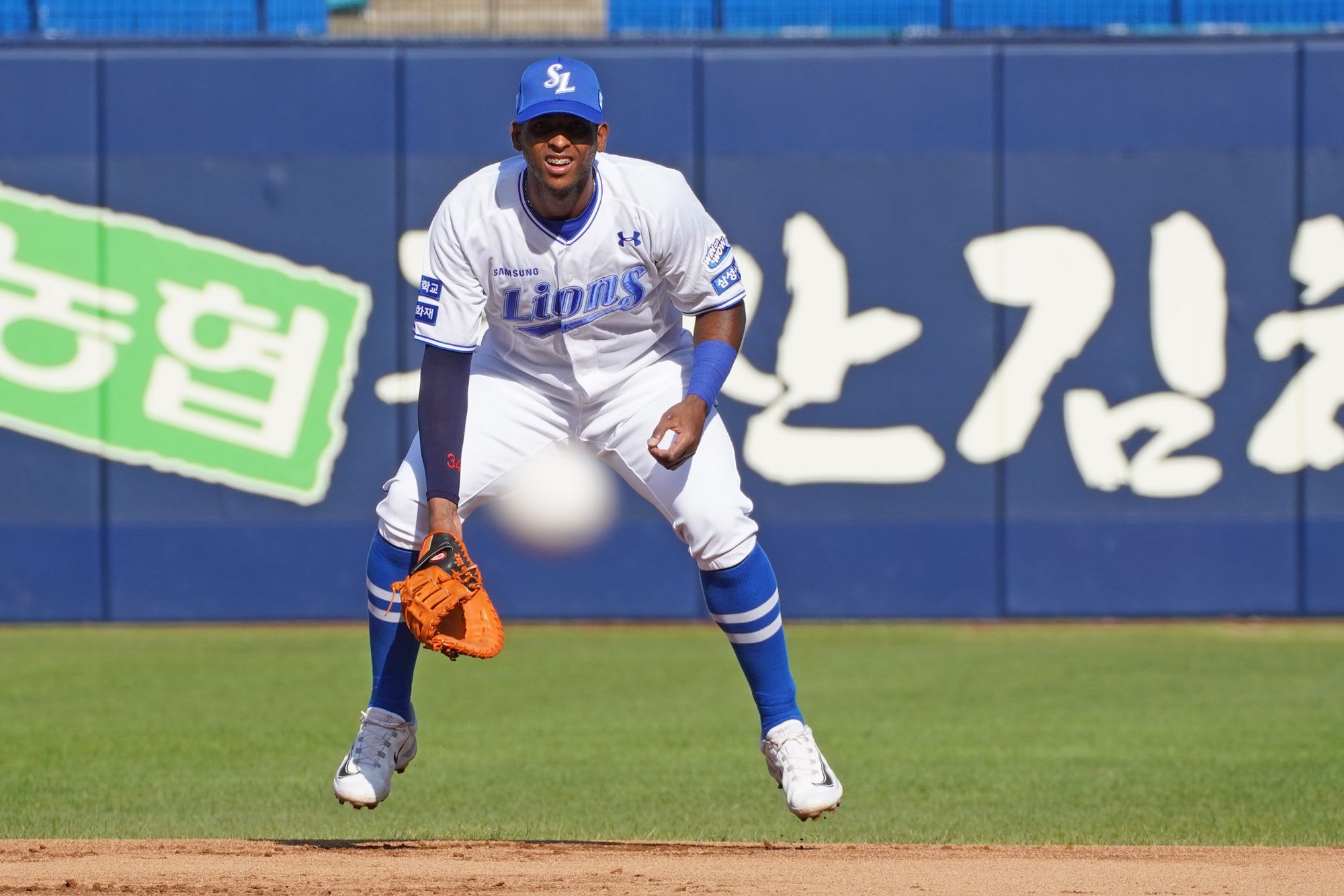 16일 대구삼성라이온즈파크에서 열린 2024 메디힐 KBO 퓨처스리그 NC 다이노스와 삼성 라이온즈의 경기, 1루수 및 3번타자로 선발 출전한 삼성 새 외국인 타자 르윈 디아즈는 홈런 포함 3타수 2안타 1타점 1득점을 기록했다. 삼성 라이온즈