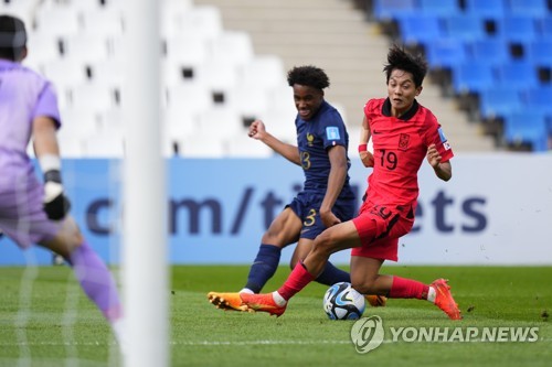 토트넘이 지난 16일(한국시간) 공식 홈페이지를 통해 번리 소속 프랑스 유망주 공격수 윌송 오도베르 영입에 합의했다고 발표했다. 계약 기간은 2029년 여름까지 5년이다. 토트넘은 오는 20일 레스터시티 원정 경기에 오도베르 출전을 위해 이날 오전에 깜짝 발표를 한 것으로 보인다. 연합뉴스