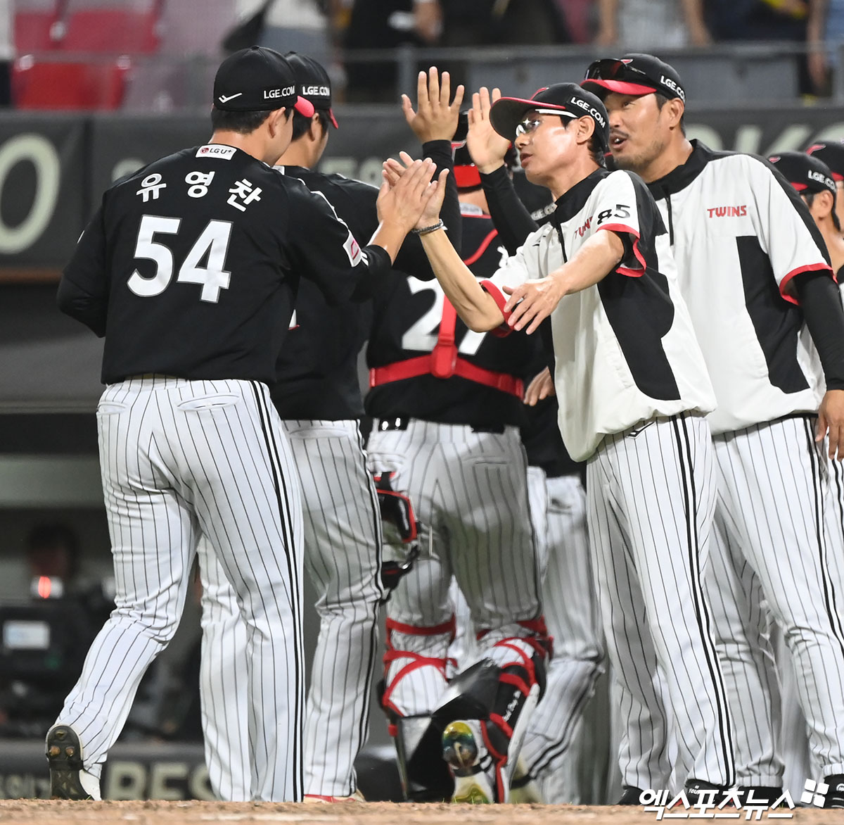 19일 오후 광주기아챔피언스필드에서 열린 '2024 신한 SOL Bank KBO리그' LG 트윈스와 KIA 타이거즈의 경기, LG가 박동원의 동점 투런 홈런과 홍창기의 역전 스리런 홈런에 힘입어 KIA에 7:5로 승리했다. 이날 경기에서 승리한 LG 염경엽 감독이 유영찬과 하이파이브를 하고 있다. 엑스포츠뉴스 DB