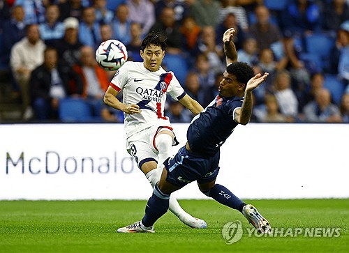 이강인(PSG)은 프랑스 매체 레퀴프가 선정한 2024-25시즌 프랑스 리그1 이주의 팀에 뽑혔다. 이강인은 지난 17일(한국시간) PSG와 르아브르 간의 2024-25시즌 프랑스 리그1 개막전에서 킥오프 2분 04초 만에 선제골을 터트리며 4-1 완승에 일조했다. 연합뉴스