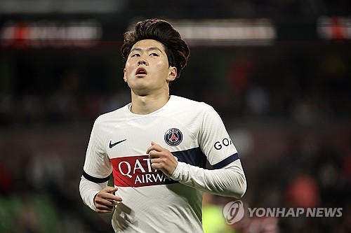 이강인(PSG)은 프랑스 매체 레퀴프가 선정한 2024-25시즌 프랑스 리그1 이주의 팀에 뽑혔다. 이강인은 지난 17일(한국시간) PSG와 르아브르 간의 2024-25시즌 프랑스 리그1 개막전에서 킥오프 2분 04초 만에 선제골을 터트리며 4-1 완승에 일조했다. 연합뉴스