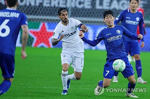 홍현석은 17일(한국시간) 자신의 사회관계망서비스(SNS)를 통해 최근 이적설에 대해 입장을 밝혔다. 벨기에 KAA 헨트에서 뛰고 있는 홍현석은 현재 튀르키예 명문 트라브존스포르 이적을 목전에 둔 상태이다. 연합뉴스