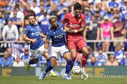 리버풀은 17일(한국시간) 입스위치 타운과의 2024-25시즌 프리미어리그 1라운드에서 후반 15분 디오구 조타의 선제골과 후반 20분 모하메드 살라의 추가골에 힘입어 2-0 승리를 거뒀다. 위르겐 클롭이 떠난 후 아르네 슬롯 감독 체제에서 첫 공식전을 치른 리버풀은 전반전에 고전했지만 후반전에 2골을 넣으며 승리를 챙겼다. 연합뉴스