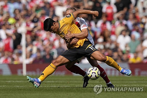 아스널이 황희찬의 울버햄프턴 원더러스를 꺾고 개막전서 승전고를 울렸다. 아스널은 17일(한국시간) 영국 런던에 위치한 에미레이트 스타디움에서 열린 울버햄프턴과의 2024-25시즌 프리미어리그 1라운드 맞대결서 카이 하베르츠, 부카요 사카의 연속골로 2-0 완승을 거뒀다. 승점 3점을 얻은 아스널은 2위에 올랐다. 울버햄프턴은 19위로 떨어졌다. 이날 측면 공격수로 선발 출전한 황희찬은 활발히 경기장을 누볐으나 공격 포인트를 올리지 못했다. 연합뉴스