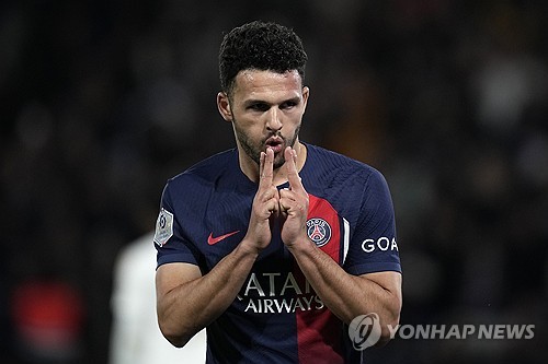 프랑스 매체 RMC스포츠에 따르면 PSG 공격수 곤살루 하무스는 르아브르와의 2024-2025시즌 리그1 개막전에서 왼쪽 발목 인대가 파열되는 부상을 입으면서 최대 3개월 이탈 가능성이 떠올랐다. 하무스는 개막전에서 이강인의 선제골을 도우며 4-1 대승에 일조했다. 연합뉴스