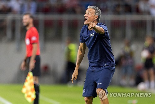 파리 생제르맹(PSG)의 사령탑 루이스 엔리케 감독이 이강인의 선제 득점 때문에 선수들의 긴장이 풀렸다고 지적했다. 이강인의 선제골이 이른 시간 터진 탓에 PSG 선수들의 긴장이 풀렸고, 덩달아 경기 템포도 느슨해졌다는 게 엔리케 감독의 생각이었다. 이강인은 17일(한국시간) 르아브르와의 2024-25시즌 개막전에 선발 출전해 전반 3분 곤살루 하무스의 패스를 받아 감각적인 왼발 슛으로 선제골을 뽑아냈다. 사진 연합뉴스