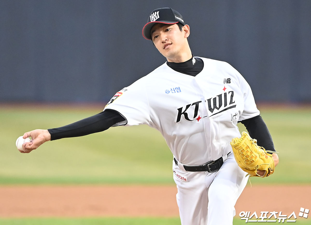 KT 투수 고영표는 17일 수원 KT위즈파크에서 열린 '2024 신한 SOL Bank KBO 리그' 두산과 주말 3연전 두 번째 경기에서 선발 등판했다. 5이닝 2실점을 기록한 뒤 마운드를 내려갔다. 그는 부상과 부진이 겹쳐 힘겨운 2024시즌을 보내고 있다. 엑스포츠뉴스 DB